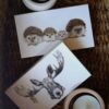 Boîte d'allumettes illustrée avec une famille d'hérissons et une autre avec un élan, style nature et poétique par Charlotte Nicolin