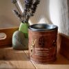 Bougie artisanale Kluani Éclat de Rire en cire de soja dans son pot en métal effet pot de peinture.