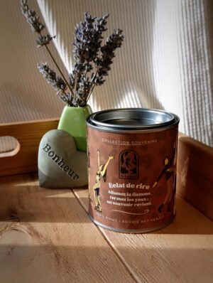 Bougie artisanale Kluani Éclat de Rire en cire de soja dans son pot en métal effet pot de peinture.