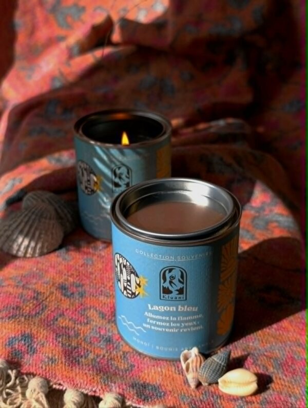 Bougie artisanale Kluani Lagon Bleu en cire végétale inspirée des vacances, des îles et des moments de détentes.