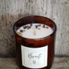 Bougie artisanale Kluani Brut en cire de soja dans son contenant en verre ambré et sa boîte premium décoré de pierre naturelle