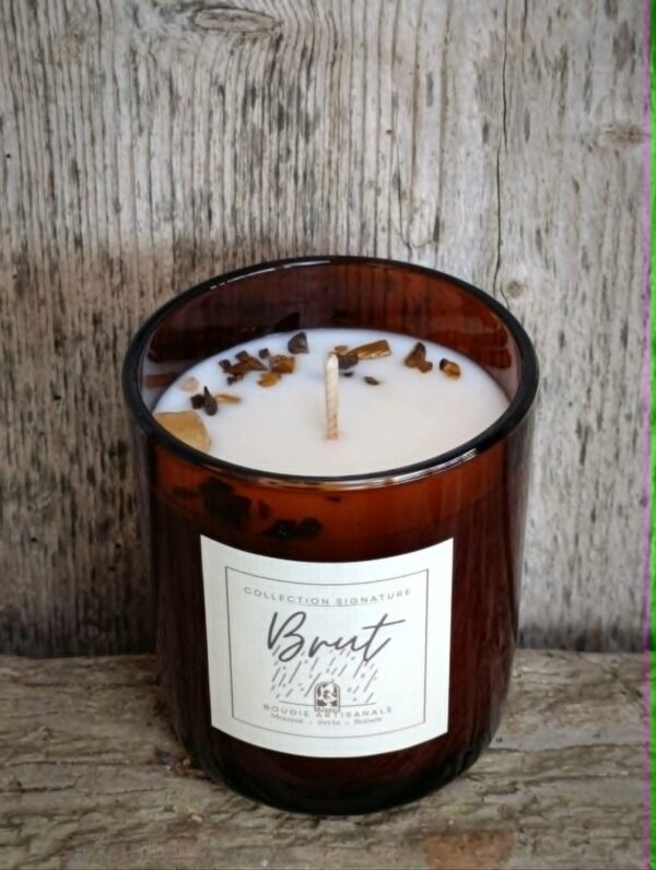 Bougie artisanale Kluani Brut en cire de soja dans son contenant en verre ambré et sa boîte premium décoré de pierre naturelle