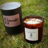 Bougie Prendre Racine de la collectino Signature décoré de fleurs naturelles de camomille, soucis et fleurs ramassés dans la forêt