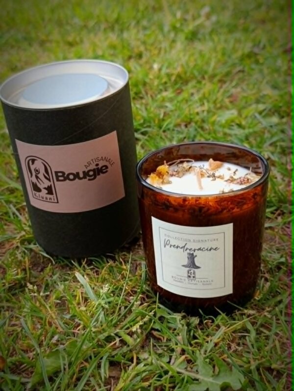 Bougie Prendre Racine de la collectino Signature décoré de fleurs naturelles de camomille, soucis et fleurs ramassés dans la forêt