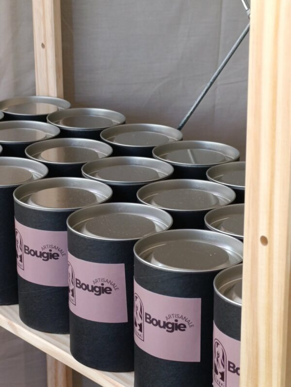 Boîte élégante cartonnée et cylindrique pour les bougies de la collection Signature