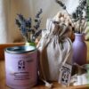 Bougie artisanale Kluani Slow Sunday en cire végétal inspirée des instants cosy avec son pochon inclus