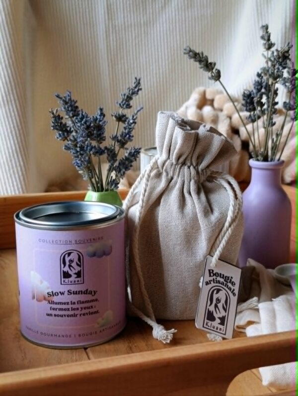 Bougie artisanale Kluani Slow Sunday en cire végétal inspirée des instants cosy avec son pochon inclus