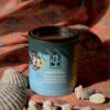 Bougie artisanale Kluani Lagon Bleu en cire de soja dans son pot en métal effet pot de peinture.