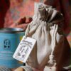 Bougie artisanale Kluani Lagon Bleu en cire de soja dans son pot en métal effet pot de peinture avec son pochon inclus
