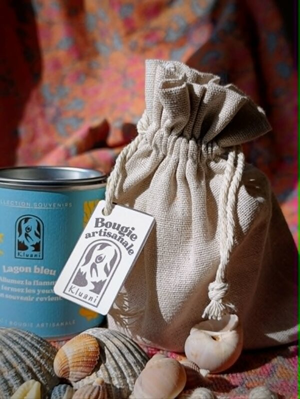 Bougie artisanale Kluani Lagon Bleu en cire de soja dans son pot en métal effet pot de peinture avec son pochon inclus