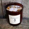 Bougie artisanale Kluani Prendre Racine en cire de soja dans son contenant en verre ambré et sa boîte premium