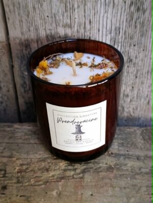 Bougie artisanale Kluani Prendre Racine en cire de soja dans son contenant en verre ambré et sa boîte premium