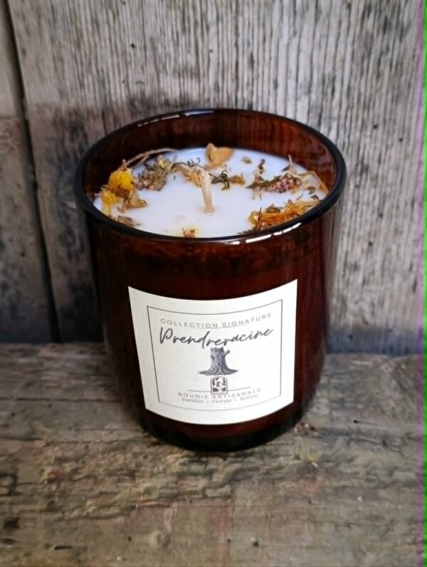 Bougie artisanale Kluani Prendre Racine en cire de soja dans son contenant en verre ambré et sa boîte premium