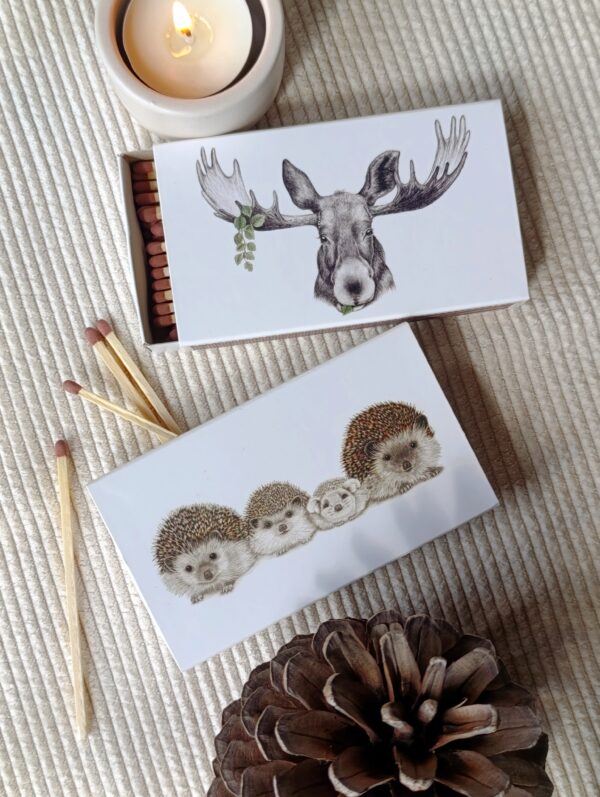 Boîte d'allumettes extra longues Kluani avec illustration animalière de Charlotte Nicolin.