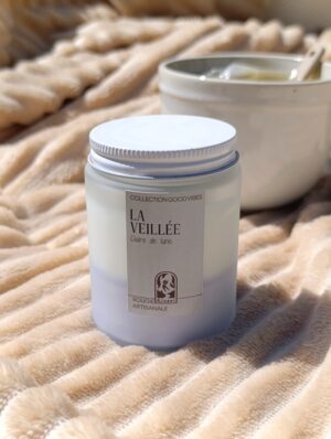 Bougie artisanale La Veillée Kluani au parfum de Grasse Claire de Lune et cire de soja.
