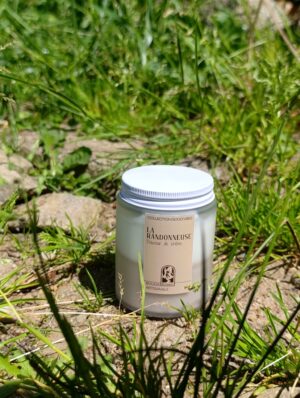 Bougie artisanale La Randonneuse Kluani au parfum de Grasse Douceur de chêne et cire de soja.