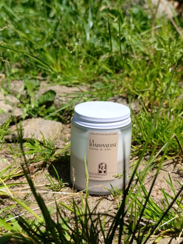 Bougie artisanale La Randonneuse Kluani au parfum de Grasse Douceur de chêne et cire de soja.