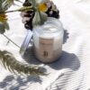 Bougie parfumée bi couleur artisanale à la cire végétale - La Randonneuse de la Collection Good Vibes.