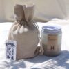 Pochon inclus avec la bougie parfumée artisanale à la cire végétale- La Randonneuse de la Collection Good Vibes