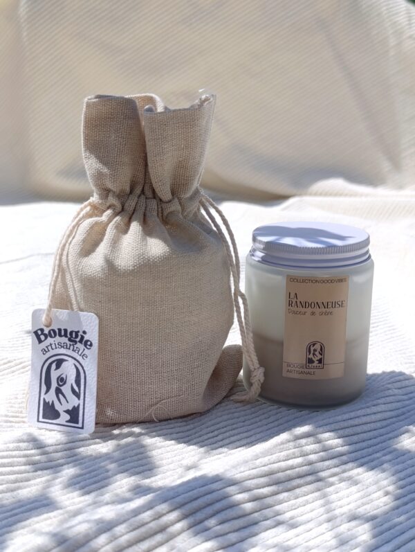 Pochon inclus avec la bougie parfumée artisanale à la cire végétale- La Randonneuse de la Collection Good Vibes