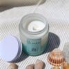 Bougie parfumée au monoï et bi couleur à: La Vacancière de la collection Good Vibes