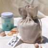 Pochon inclus avec la bougie parfumée artisanale à la cire de soja - La Vacancière de la Collection Good Vibes