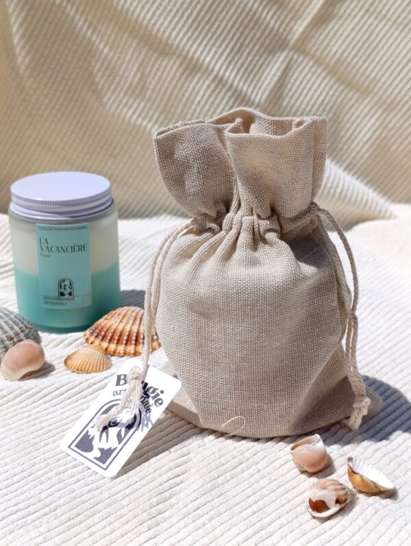 Pochon inclus avec la bougie parfumée artisanale à la cire de soja - La Vacancière de la Collection Good Vibes