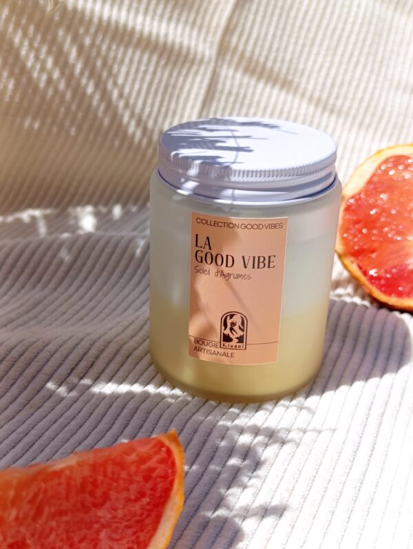 Bougie artisanale La Good Vibe Kluani au parfum de Grasse Soleil d'Agrumes et cire de soja.