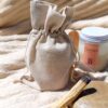 Pochon inclus avec la bougie parfumée artisanale à la cire végétale et au parfum de Grasse - La Parenthèse de la Collection Good Vibes