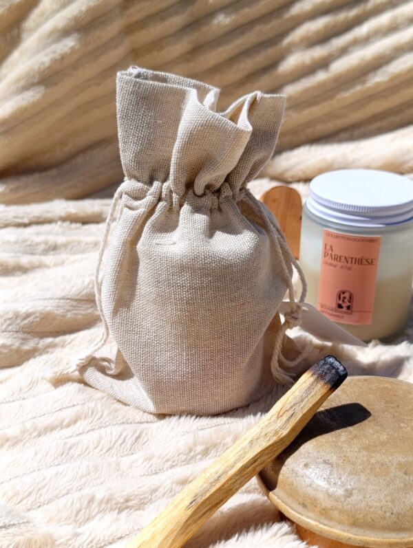 Pochon inclus avec la bougie parfumée artisanale à la cire végétale et au parfum de Grasse - La Parenthèse de la Collection Good Vibes