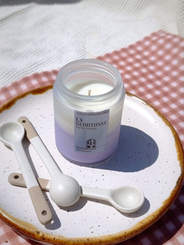 Bougie parfumée très gourmande crée à la main à la cire végétale et au parfum de Grasse - La Gloutonne de la Collection Good Vibes