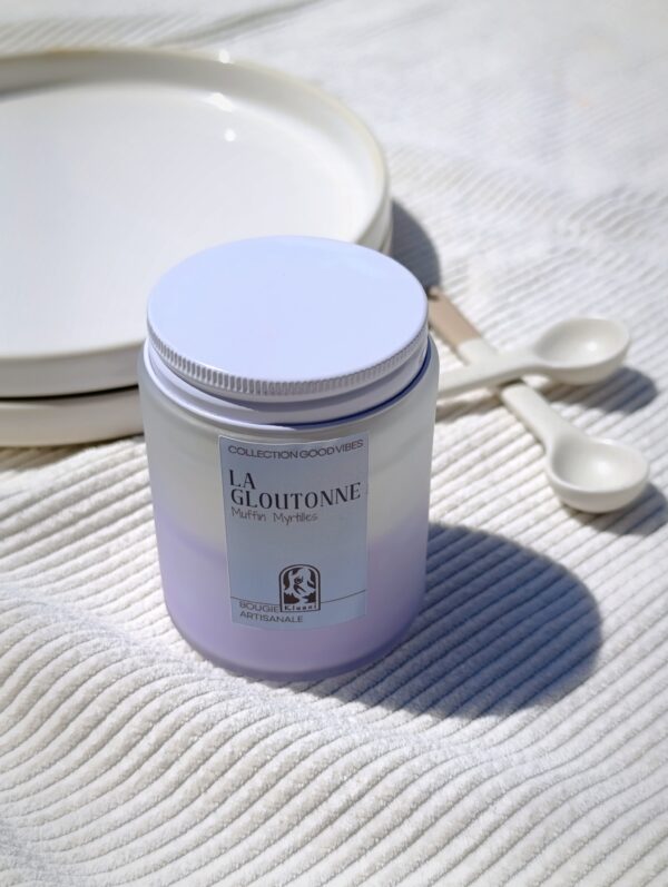 Bougie artisanale La Gloutonne Kluani au parfum de Grasse Muffin Myrtilles et cire de soja.