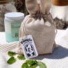 Pochon inclus avec la bougie parfumée artisanale à la cire de soja - La Botanique de la Collection Good Vibes