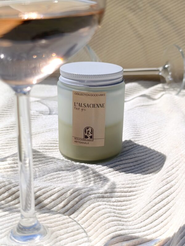 Bougie artisanale L'Alsacienne Kluani au parfum de Grasse Pinot Gris et cire de soja.