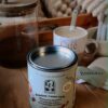 Bougie artisanale Kluani Rendez-vous café en cire de soja dans son pot en métal effet pot de peinture.