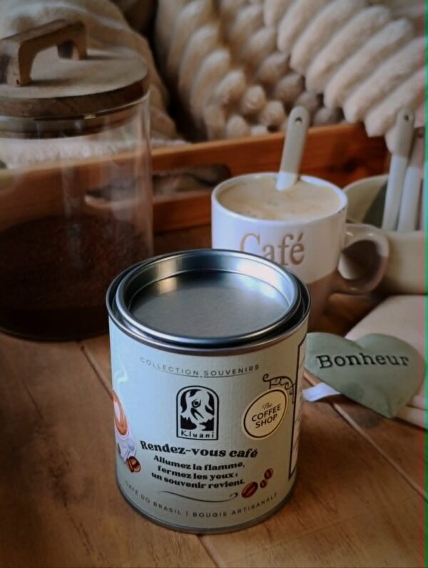 Bougie artisanale Kluani Rendez-vous café en cire de soja dans son pot en métal effet pot de peinture.