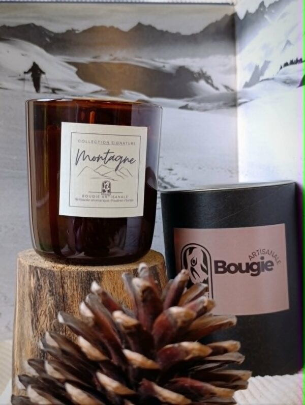 Bougie artisanale Kluani Montagne en cire de soja dans son contenant en verre ambré et sa boîte premium