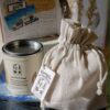 Bougie On the Road de la collection Souvenir dans son pochon qui est inclus