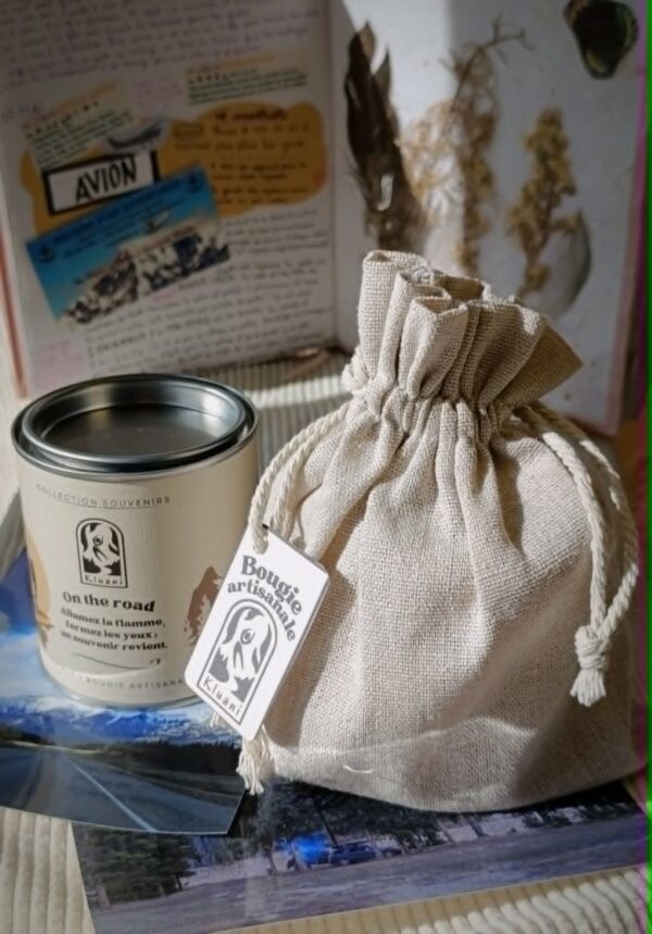Bougie On the Road de la collection Souvenir dans son pochon qui est inclus