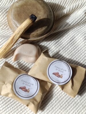Fondant unité Chaleur d' Oud, fabrication artisanale au parfum de Grasse et à la cire végétale de tournesol.