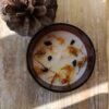 Bougie fleuris avec des fleurs naturelles de camomille, soucis et hibiscus