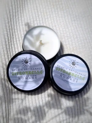 Citronnelle de la collection Nomade créer par Kluani, est une mini bougie de poche conçue pour vous accompagner partout et vous offrir une parenthèse de douceur où que vous soyez.