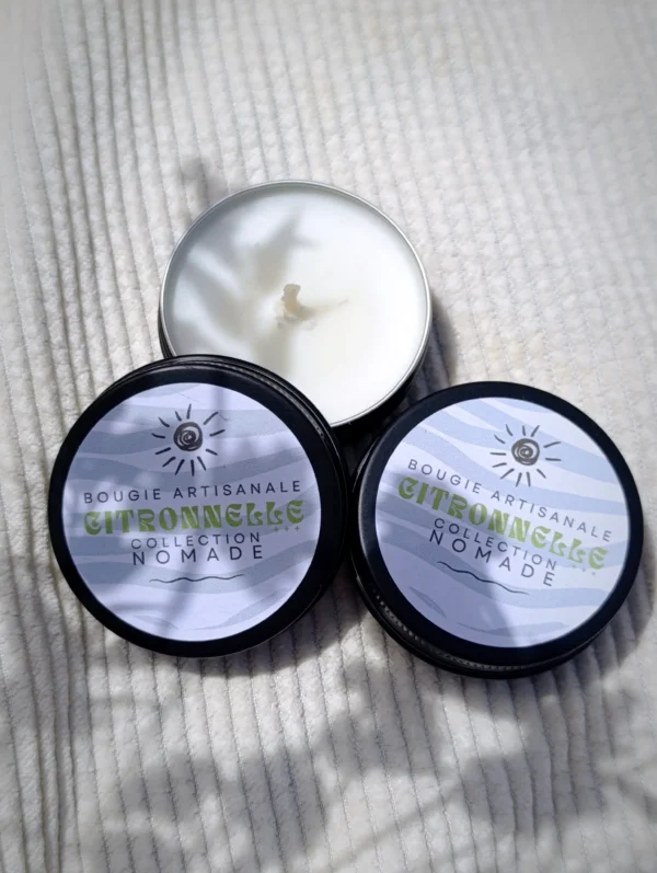 Citronnelle de la collection Nomade créer par Kluani, est une mini bougie de poche conçue pour vous accompagner partout et vous offrir une parenthèse de douceur où que vous soyez.