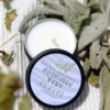 Equilibre Vert de la collection Nomade créer par Kluani, est une mini bougie de poche conçue pour vous accompagner partout et vous offrir une parenthèse de douceur où que vous soyez.