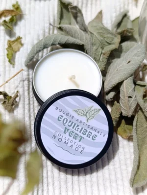 Equilibre Vert de la collection Nomade créer par Kluani, est une mini bougie de poche conçue pour vous accompagner partout et vous offrir une parenthèse de douceur où que vous soyez.