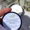Equilibre Vert de la collection Nomade créer par Kluani, est une mini bougie de poche conçue pour vous accompagner partout et vous offrir une parenthèse de douceur où que vous soyez.