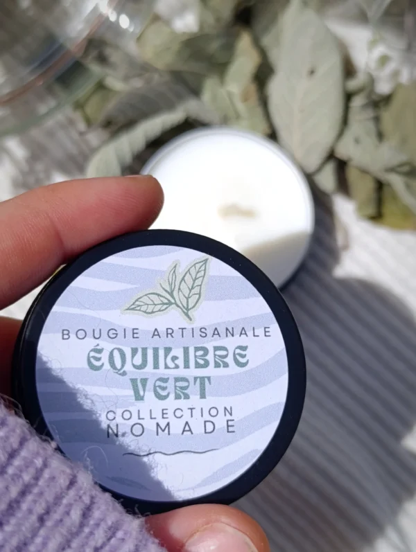 Equilibre Vert de la collection Nomade créer par Kluani, est une mini bougie de poche conçue pour vous accompagner partout et vous offrir une parenthèse de douceur où que vous soyez.