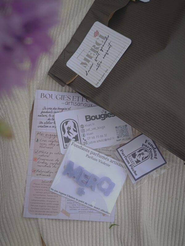 Paquet cadeau élégant avec une pochette en papier kraft. L'emballage contient: une carte de visite, un mini fondant, un fondant "merci", une fiche explicative et une étiquette de remerciement.