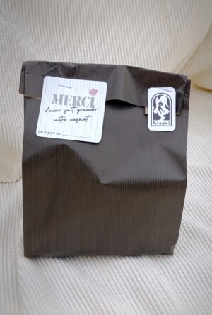 Emballage cadeau "Merci" en papier kraft noir avec une étiquette de remerciement