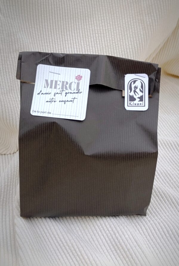 Emballage cadeau "Merci" en papier kraft noir avec une étiquette de remerciement